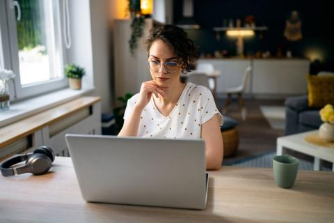 Femme recherche sur internet des infos sur le changement serrure pour savoir s'il revient au locataire ou au propriétaire