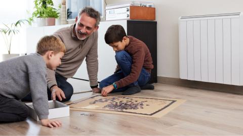 Une atmosphère trop sèche n’est pas seulement inconfortable : elle peut aussi affecter votre santé, fragiliser votre système respiratoire et même endommager votre logement. © Tempura - Getty images