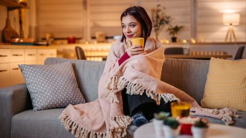 Sans avoir à tout refaire, il suffit parfois de quelques objets bien choisis pour créer une ambiance cocooning et réconfortante. © urbazon - Getty images