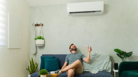 Quelques accessoires abordables suffisent pour nettoyer les éléments clés, surveiller la consommation et prolonger la durée de vie de votre appareil. © Antonio_Diaz - Getty images