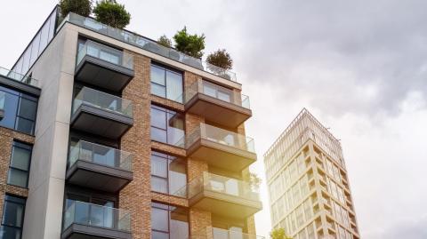 Même sans pouvoir changer la chaudière de l’immeuble ou la programmation centrale, il existe de nombreuses solutions efficaces pour alléger votre facture. © Angel Santana Garcia - Getty images