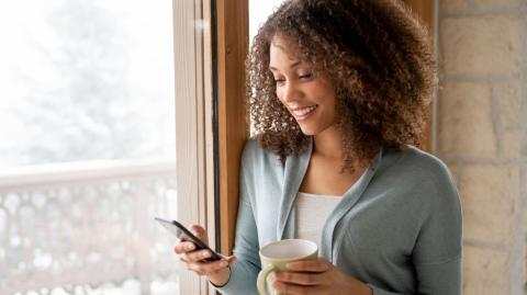 Fuites d’air, travaux mal exécutés, manque d’entretien : certaines maladresses peuvent réduire à néant une bonne isolation, même dans une maison récente. © andresr - Getty images