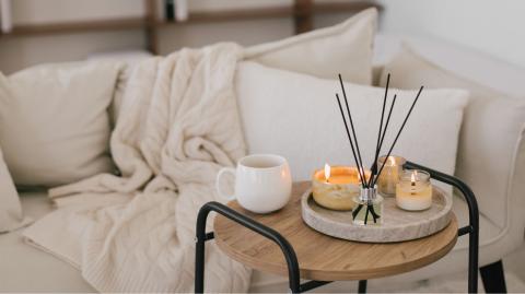 Que vous viviez dans un studio ou une grande maison, certaines solutions simples permettent d’assainir l’air, parfumer délicatement les pièces et maintenir une sensation de fraîcheur durable. Polina Lebed © - Getty images