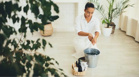 Depuis quelques années, les alternatives naturelles comme le vinaigre blanc, le bicarbonate de soude, le savon noir ou encore l’acide citrique sont revenues sur le devant de la scène. © Polina Lebed - Getty images