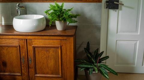 Les détournements de meubles apportent du charme, du caractère et une touche d’unicité qu’aucun meuble standardisé ne peut offrir dans une salle de bains. © 	t sableaux - Getty images