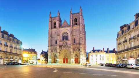 Vue sur la basilique Saint-Donatien à Nantes à la tombée du jour