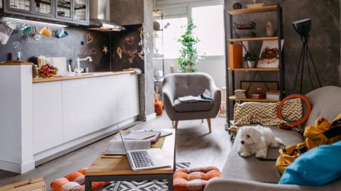 Avec un peu d’astuce, chaque mètre carré peut devenir utile, agréable et modulable selon les besoins du quotidien. © mixetto - Getty images