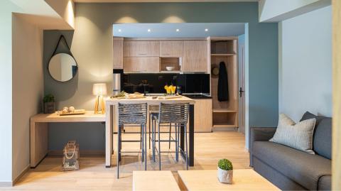 Aménager un logement de 20 à 30 m² pousse souvent à être plus créatif, plus ingénieux et plus sélectif dans le choix des meubles et des objets du quotidien. © George Tsamakdas - Getty images