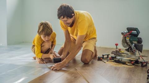Pour ceux qui rêvent d’un sol à l’aspect bois mais qui souhaitent éviter la pose fastidieuse d’un parquet massif, le stratifié clipsable est une option redoutablement efficace. © galitskaya - Getty images