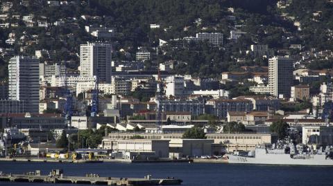 Vue depuis la mer sur la ville de Toulon dans le Var