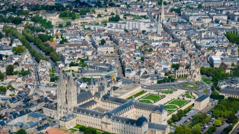 Vue aérienne de la ville de Caen, en Normandie