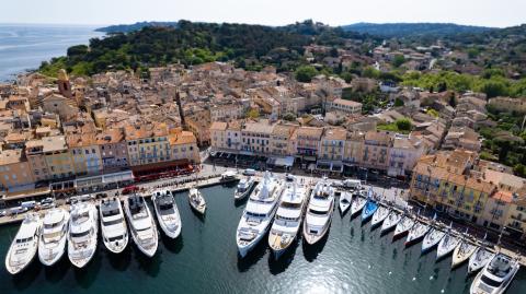 Vue aérienne sur le port de Saint-Tropez et ses yachts