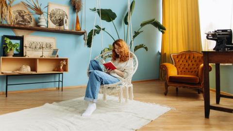 Choisir de vivre seul est une expérience qui concerne de nombreuses personnes, que ce soit par envie d’indépendance, de tranquillité ou simplement parce que leurs projets de vie les y conduisent. © Nazar Rybak  - Getty images