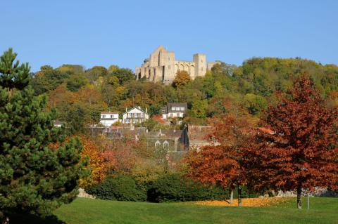 Chevreuse conserve une âme médiévale avec ses ruelles pavées, ses passerelles sur l’Yvette et son château de la Madeleine. © Getty Images