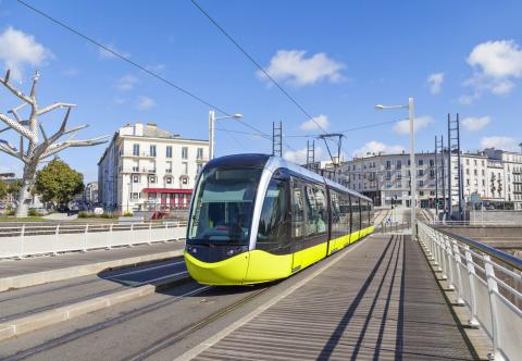 Tram jaune traversant les rues de Brest