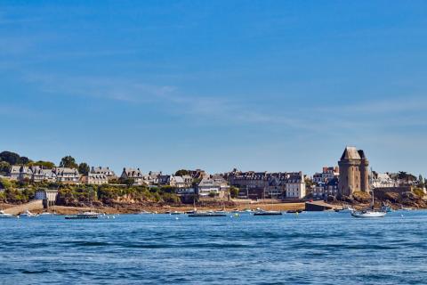 Vue depuis la mer sur la plage St Pere et la Tour Solidor