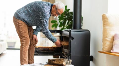 Il est important de tenir compte de plusieurs paramètres pour déterminer la quantité de bois de chauffage nécessaire pour la saison hivernale. © AzmanJaka - Getty images