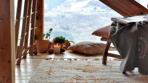 Avec quelques aménagements simples, vous pouvez gagner en confort dans votre chalet de montagne. © sanddebeautheil - Getty images