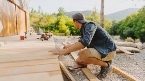 Un homme réalise les travaux de construction de sa terrasse