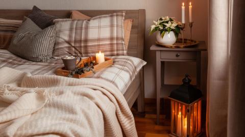 Quelques éléments simples permettent de proposer en Airbnb un logement cosy durant la saison hivernale. © OlgaMiltsova - Getty images