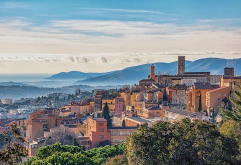 Entre terre et montagne, Grasse offre un cadre de vie idyllique pour les actifs. © StockByM – Getty Images
