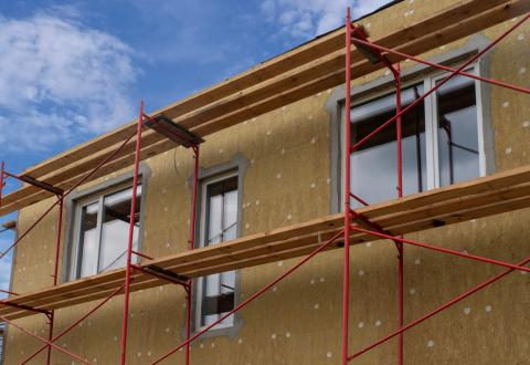 Isolation logement : guide complet des travaux, prix et aides pour bien isoler. © sergei scherbak - Getty Images.