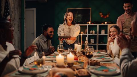 Les équipements associés aux repas renforcent l'atmosphère chaleureuse de la location de vacances. © zamrznutitonovi - Getty images