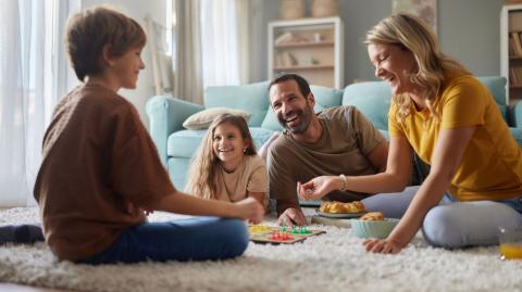 Engager une détox digitale chez soi permet de retrouver des moments de qualité en famille. © skynesher - Getty images