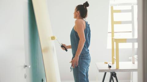 Il est possible de repeindre un meuble en mélaminé en respectant quelques règles. © fotostorm - Getty images