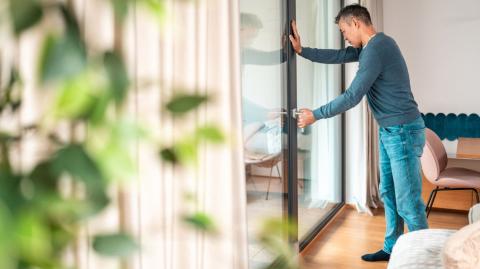 Plusieurs solutions existent pour faire cesser les grincements d'une porte. © AzmanL - Getty images