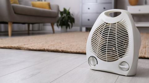 Si le radiateur soufflant permet une montée en chaleur rapide, il arbore également quelques inconvénients. © Liudmila Chernetska - Getty images