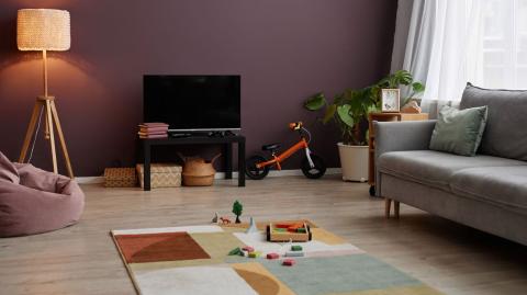 Mettre l'accent sur un mur avec une couleur permet de donner de la profondeur et du volume à la pièce.. © SeventyFour - Getty images