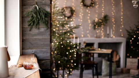 Salon chaleureux décoré pour Noël