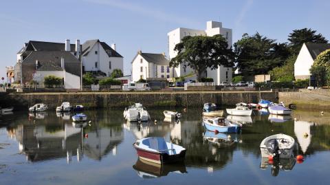 Vue sur le port de la petite ville de Carnac, dans le Morbihan