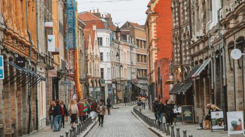 Rue de la Monnaie Scène avec rue pavée historique avec architecture flamande à Lille, France