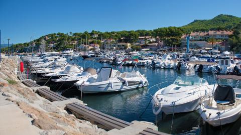 Vue sur le port de Saint-Cyr-sur-Mer dans le Var