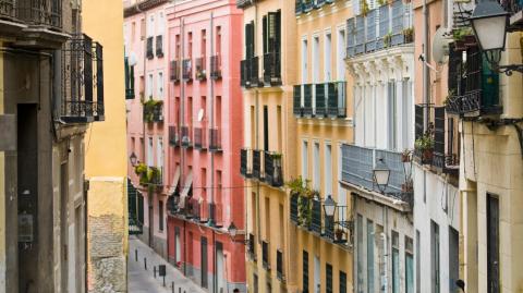 Airbnb écope de 64 millions d'euros d'amende pour avoir publié des annonces de logements non autorisés en Espagne.