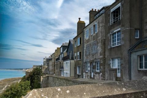 Bâtisses typiques de Granville et mer en arrière plan. 