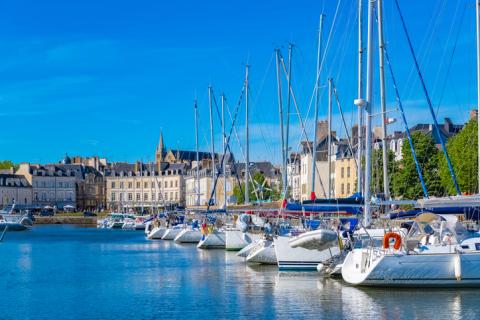 Port de Vannes dans le Morbihan avec son ciel bleu. 