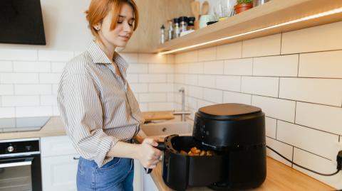 Si l'air fryer est réputé plus économe en énergie, il ne peut pas servir à cuire tous les types d'aliments. © Nazar Rybak - Getty images