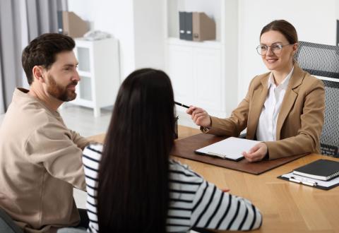 Transmettre l’usufruit de la maison via un testament pour protéger son conjoint non marié. © Liudmila Chernetska - Getty Images