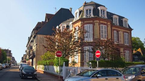 Un coin de rue typique dans la ville de Deauville, département du Calvados en Normandie