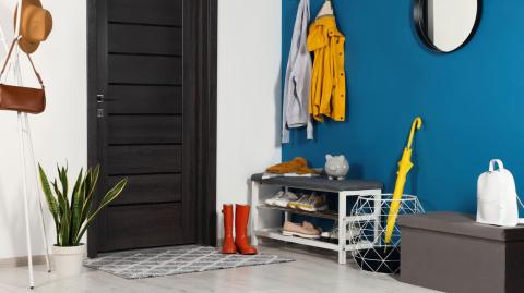 Il est possible de décorer une entrée pour la rendre attrayante et chaleureuse afin d'en faire une pièce à part entière. © Liudmila Chernetska - Getty images