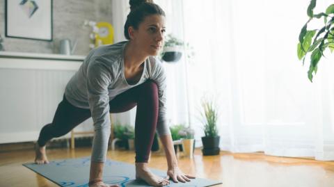 Quelques accessoires et aménagements suffisent pour créer un coin fitness confortable et motivant chez soi. © filmstudio - Getty images