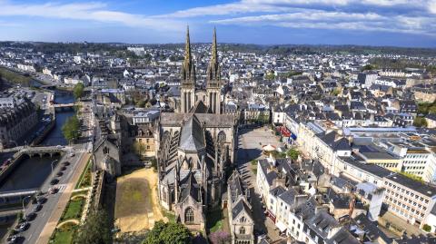 LaVille de Quimper, vue aérienne de la Cathédrale gothique Saint-Corentin 