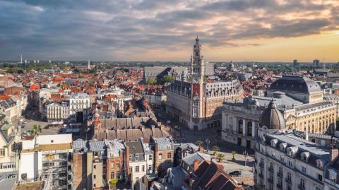 Lille est une ville dynamique et où il fait bon vivre, reliée à Paris par le TGV en 1h15. © taranchic - Getty images
