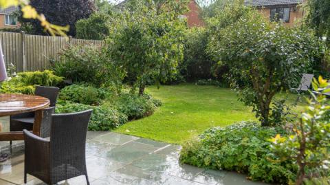 En période fortes pluies, il est important de mettre en place les bons gestes pour préserver sa pelouse. © Alphotographic - Getty images