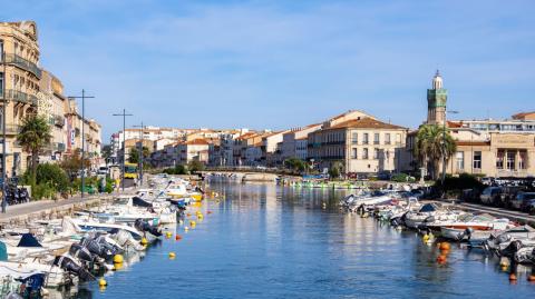 Sète fait partie des communes les plus prisées et dynamiques de l'Hérault, qui attire notamment de plus en plus d'actifs et de télétravailleurs. © David Taljat - Getty images