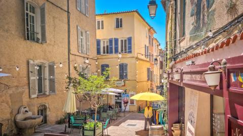 Vue de la vieille ville de Lorgues pendant l’été, dans le sud de la France