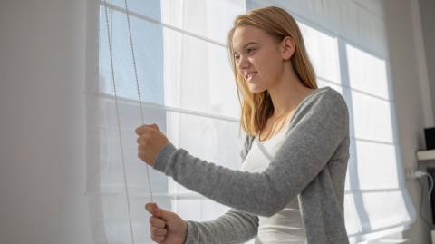 Il est important d'adapter l'heure de fermeture des volets à la saison, mais aussi à l'orientation des fenêtres. © ViktorCap - Getty images